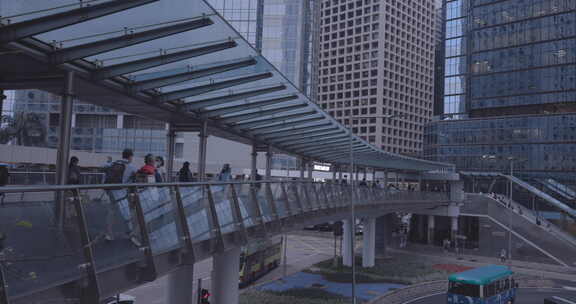 香港人行天桥上行走的人群