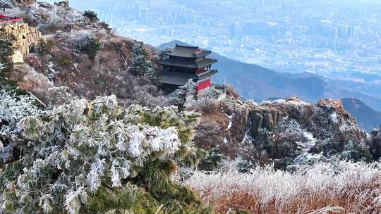 泰山之巅，春日雾凇