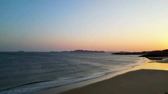 4K航拍 夕阳下的金色沙滩 海上日落美景