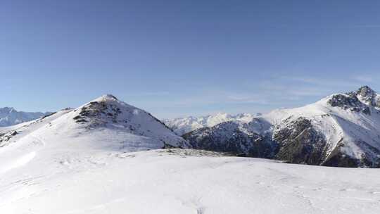 白雪覆盖的山峰的全景