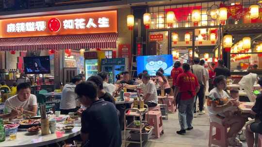 热闹的麻辣世界火锅店用餐场景