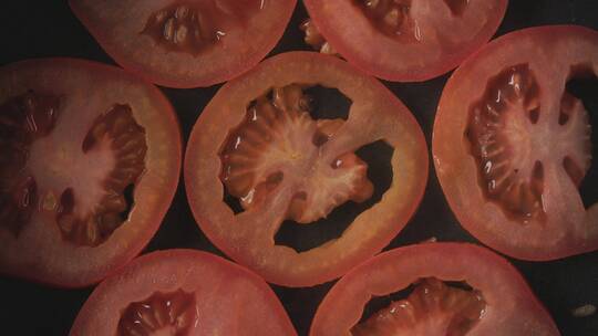 西红柿切片平铺在锅里的特写