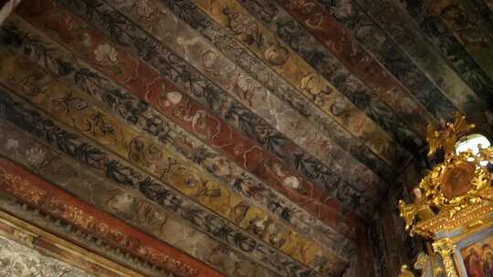中世纪天主教教堂天花板和墙壁上的古老历史视频素材模板下载