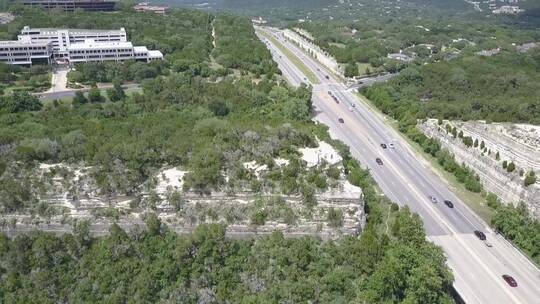 道路穿过落基山脉地区