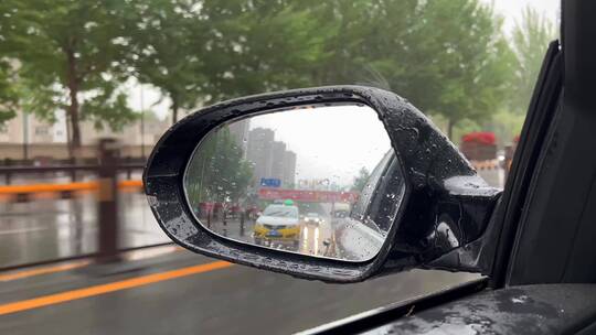 下雨天开车 车辆后视镜倒后镜倒车镜视频素材模板下载