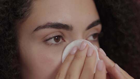 一个女人洗脸的特写视频