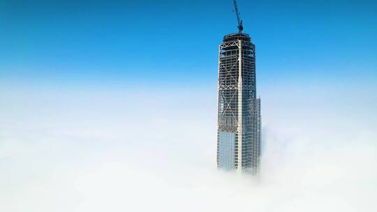 雾霾笼罩下探出云端的天津117大厦航拍