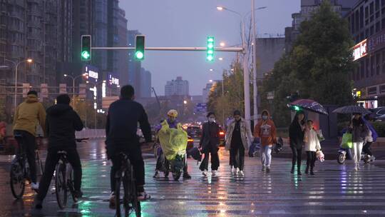 4k雨天路口斑马线的行人