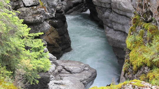 峡谷流动的河水