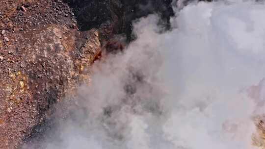 从火山口空中冒出的烟