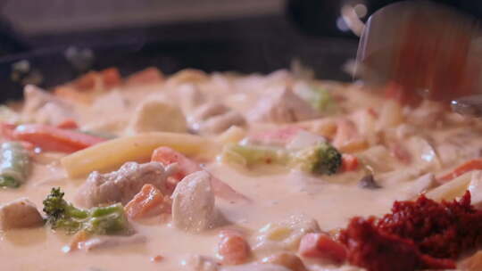 咖喱酱加入奶油鸡肉，蒸平底锅里的蔬菜视频素材模板下载