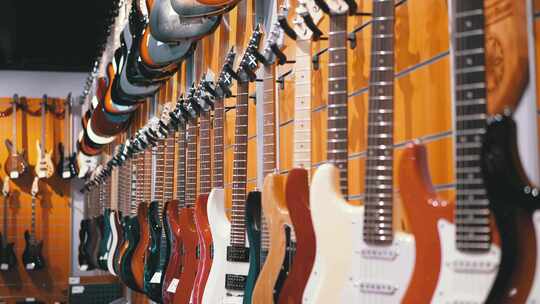 很多电吉他挂在音乐商店商店乐器