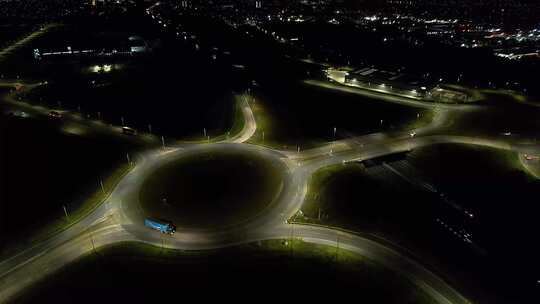 夜间城市道路的航拍