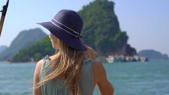 一名年轻女性游客参观越南下龙湾国家公园