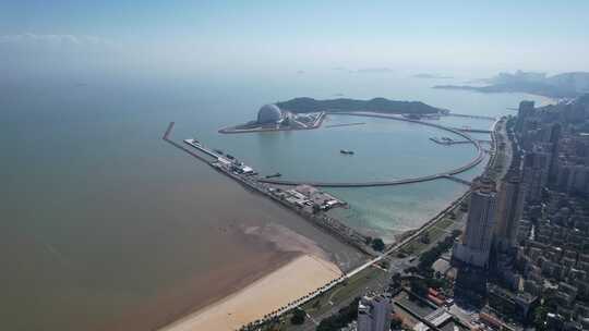 广东珠海情侣公路海边沙滩大海海洋航拍