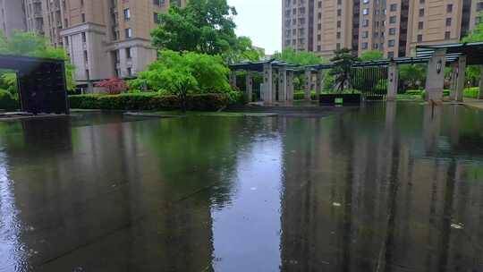 小雨中的城市景观