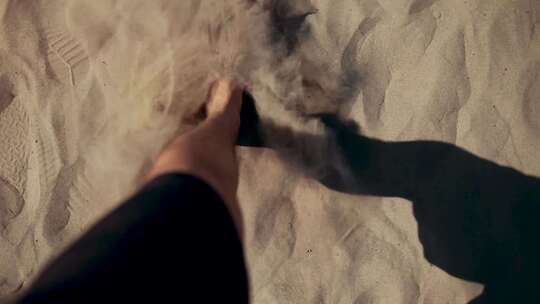 男子赤脚走在沙子上视频素材模板下载