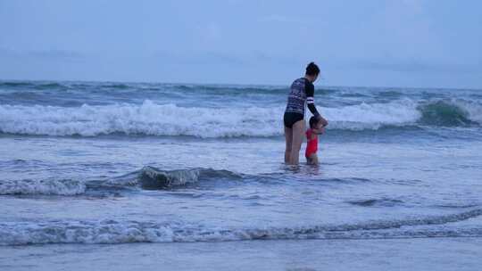 4K夏天母女海边玩耍母婴亲子活动实拍视频视频素材模板下载