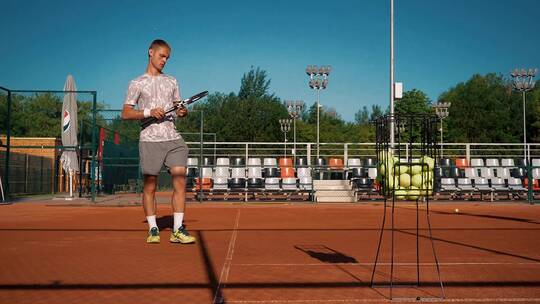一个网球运动员在网球场上练习