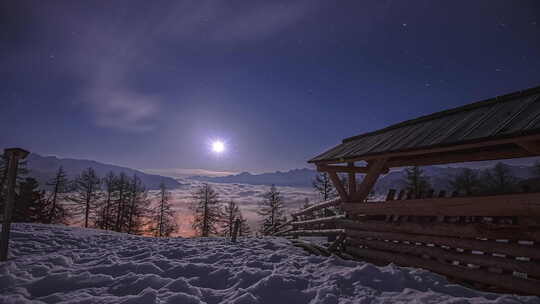 意大利阿尔卑斯山冬季海拔山脉上的夜间延时。月光照亮了场景，云