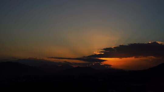 太阳下山延时夕阳山峰日落山脉傍晚夜幕降临