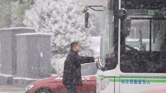 4k 雪中的公交司机清理积雪