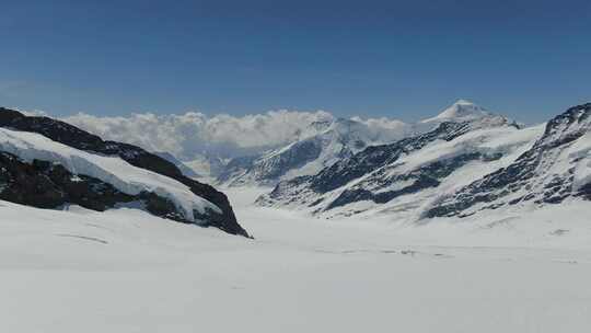 飞越瑞士阿尔卑斯山最大的冰川阿莱奇