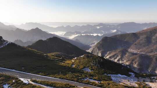 崇山峻岭与云海高山