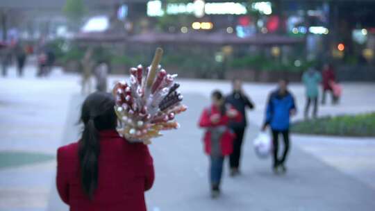 卖冰糖葫芦的妇女行走背影视频素材模板下载