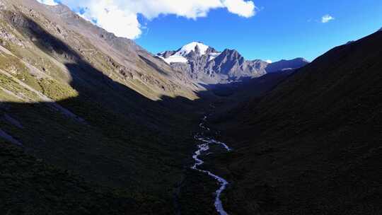 航拍川西横断山脉贡嘎山卫峰乌库楚雪山