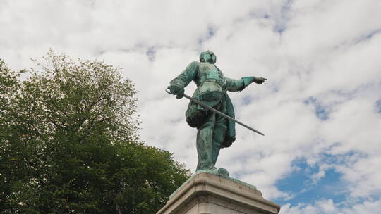 仰拍瑞典国王的雕像