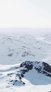白雪覆盖的山脉，远处有雄伟的山峰