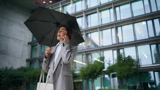 女人，城市建筑，外套，雨伞