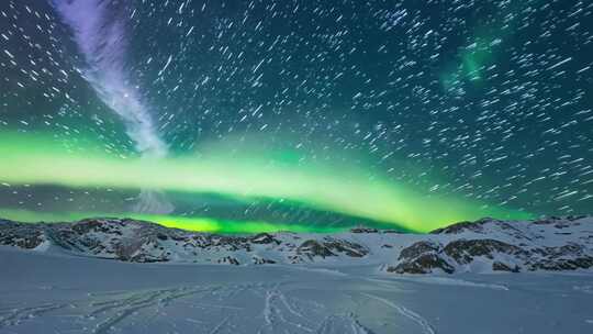 极光照雪 星空映衬 冷冽天地奇景