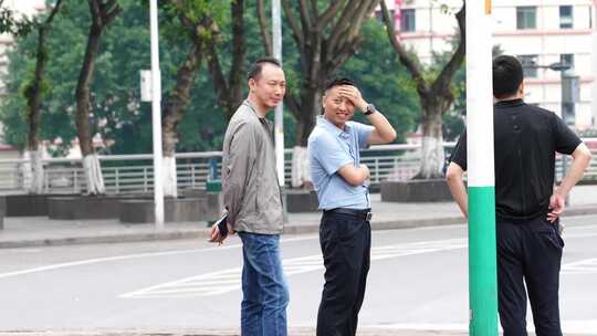 街头站立交谈的几位男士