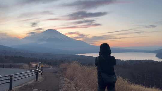 游客日本拍摄富士山的背影