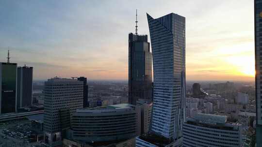 波兰华沙Zlota 44和Varso Tower摩天大楼的日落航拍