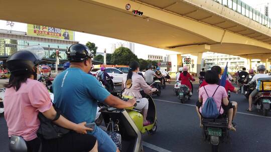 下班骑电单车匆忙回家的行人