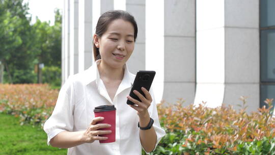 亚洲东方中国女性户外办公打电话玩电脑