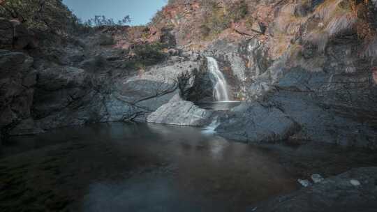 瀑布，湖，溪流，岩石