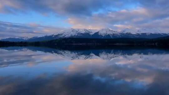 雪山湖泊