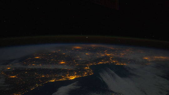 国际空间站夜间飞越地球视频素材模板下载