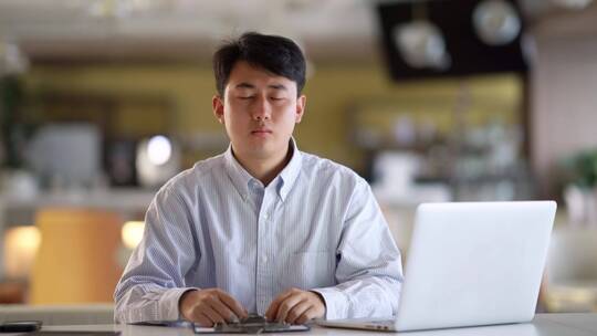 年轻商务人士办公室使用笔记本电脑视频
