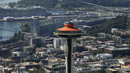 西雅图太空针塔下降的紧密鸟瞰图，显示电梯将游客带到