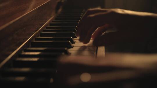 一个男人在弹钢琴视频素材模板下载