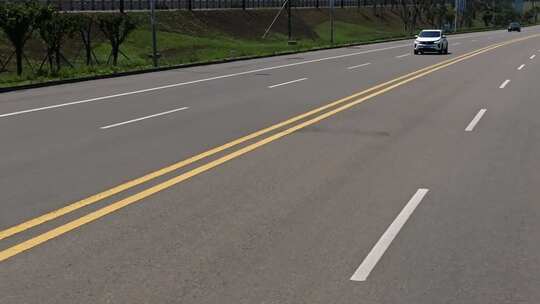 高清实拍汽车行驶在公路上视频素材模板下载