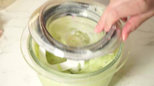 绿色水果果泥搅拌机打水果奶昔视频素材模板下载