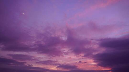 傍晚天空晚霞彩霞紫色粉色云朵乡村夜幕降临