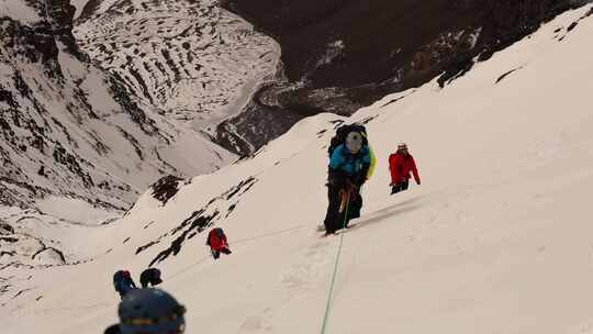 攀登四川岷山山脉主峰雪宝顶的登山者