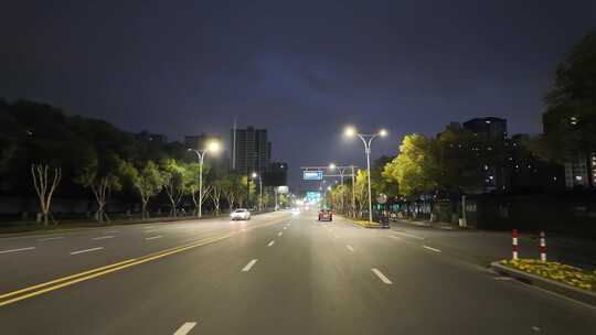 城市夜晚夜景开车第一视角汽车窗外沿途风景